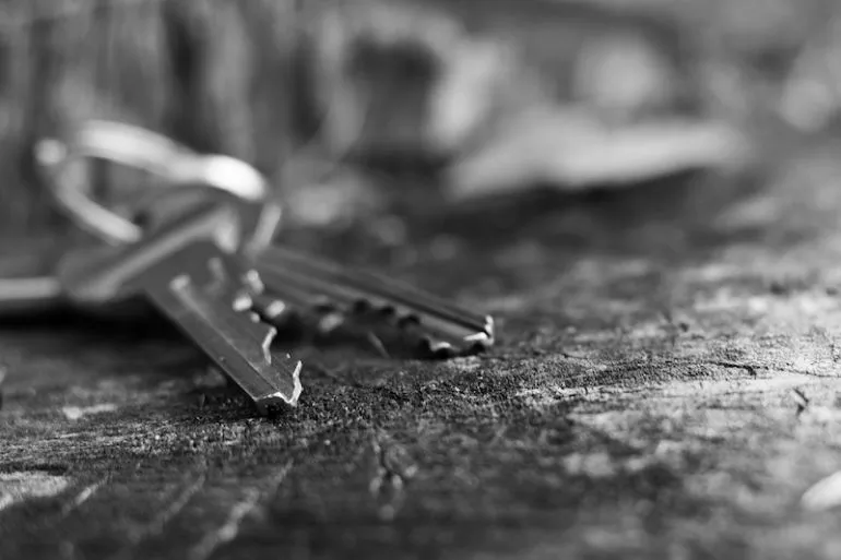 clés posées au sol