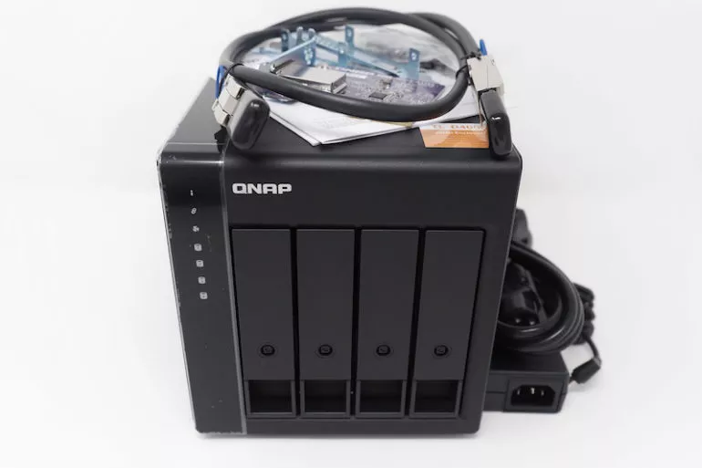 test QNAP TL D400S - Test du QNAP TL-D400S (extension de stockage haute performance)