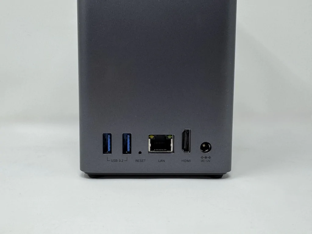 UGREEN DH2300 arriere zoom - UGREEN DH2300 : Test complet du NAS 2 baies abordable, silencieux et performant