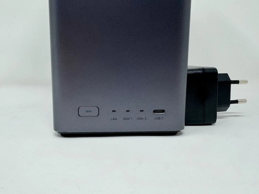 UGREEN DH2300 avant zoom - UGREEN DH2300 : Test complet du NAS 2 baies abordable, silencieux et performant