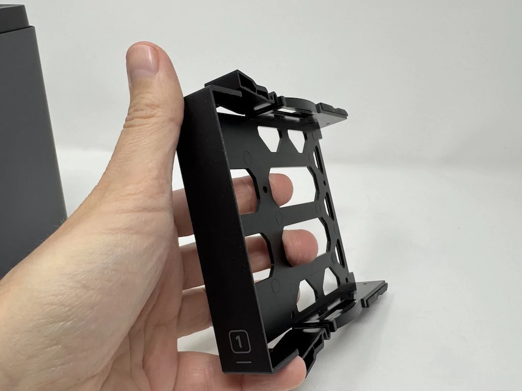 UGREEN DH2300 chariot - UGREEN DH2300 : Test complet du NAS 2 baies abordable, silencieux et performant