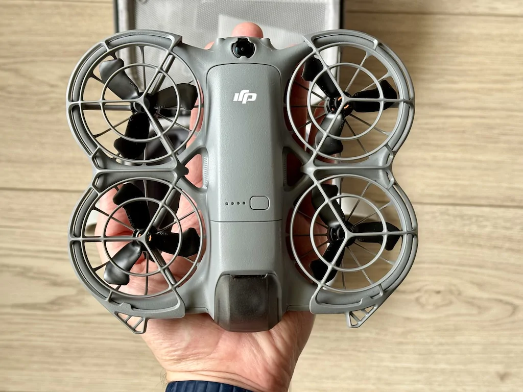 DJI Neo 2 main - Mon avis sur le DJI Neo 2 : compact, simple et efficace pour les vacances