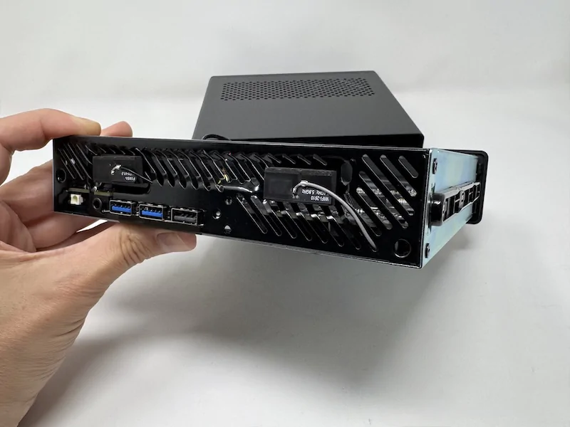 MS A2 avant - Test du Minisforum MS-A2 : Mini PC ultra-puissant et connecté