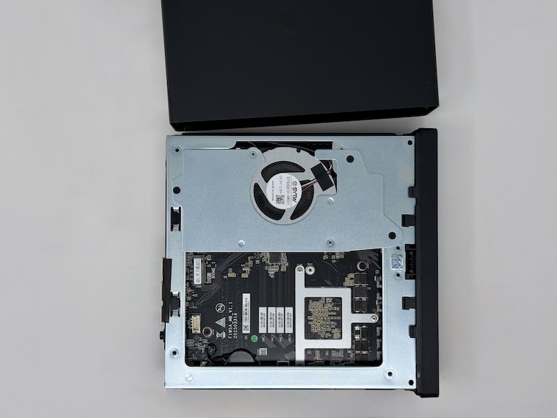 MS A2 dessous - Test du Minisforum MS-A2 : Mini PC ultra-puissant et connecté