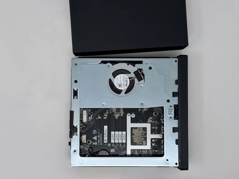 MS A2 dessous - Test du Minisforum MS-A2 : Mini PC ultra-puissant et connecté