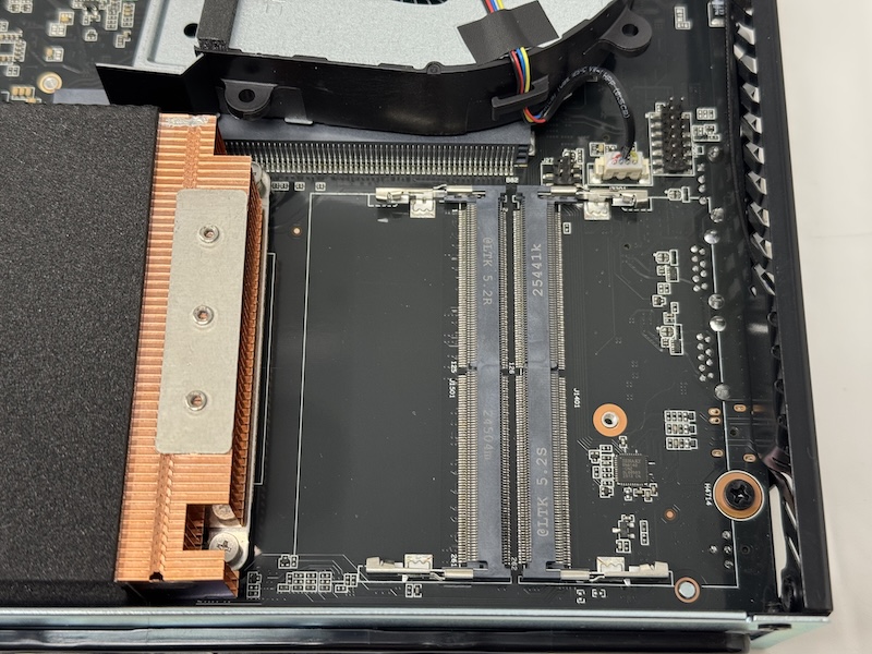 acces ram MS A2 - Test du Minisforum MS-A2 : Mini PC ultra-puissant et connecté