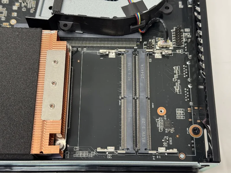 acces ram MS A2 - Test du Minisforum MS-A2 : Mini PC ultra-puissant et connecté