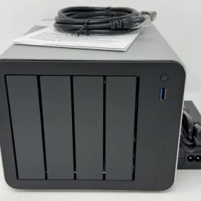 F4 425 Pro avant - Test du TerraMaster F4-425 Pro : NAS 4 baies avec TOS 7