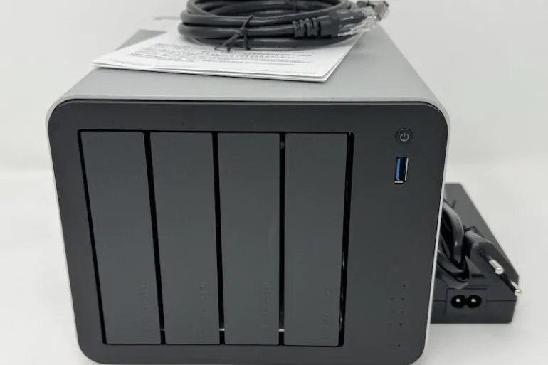 F4 425 Pro avant - Test du TerraMaster F4-425 Pro : NAS 4 baies avec TOS 7