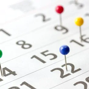 calendrier punaise colorée